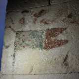 La direttrice ci invita per� a prestare attenzione ai muri in pietra, che qui �parlano�. Su una parete notiamo infatti un particolare affresco che pare assomigliare a un gonfalone con una croce, ma la cui origine e datazione sono incerte